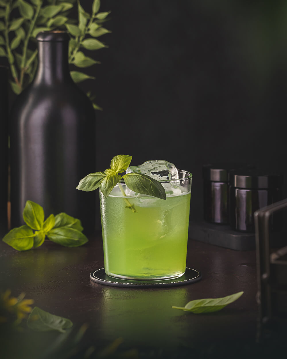 Grüner Gin Cocktail mit Basilikum