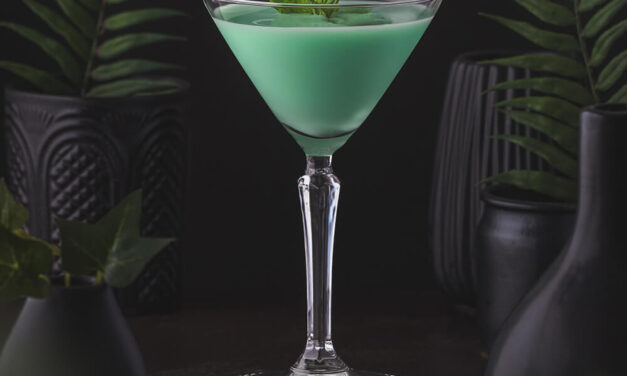 Grasshopper Cocktail – Dessert drink with cacao and mint