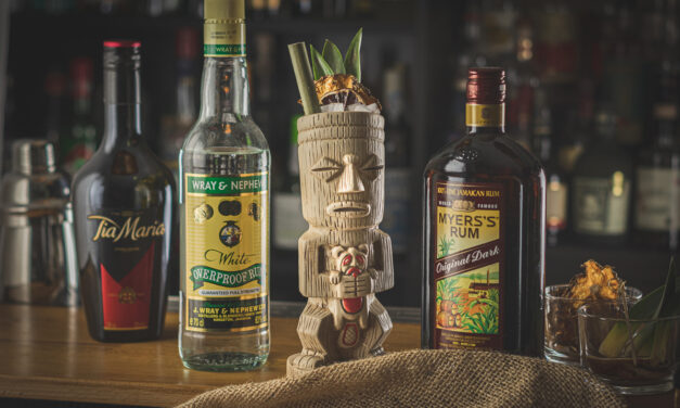 Mr. Bali Hai: Tiki-Cocktail mit Rum, Ananas und Kaffeelikör