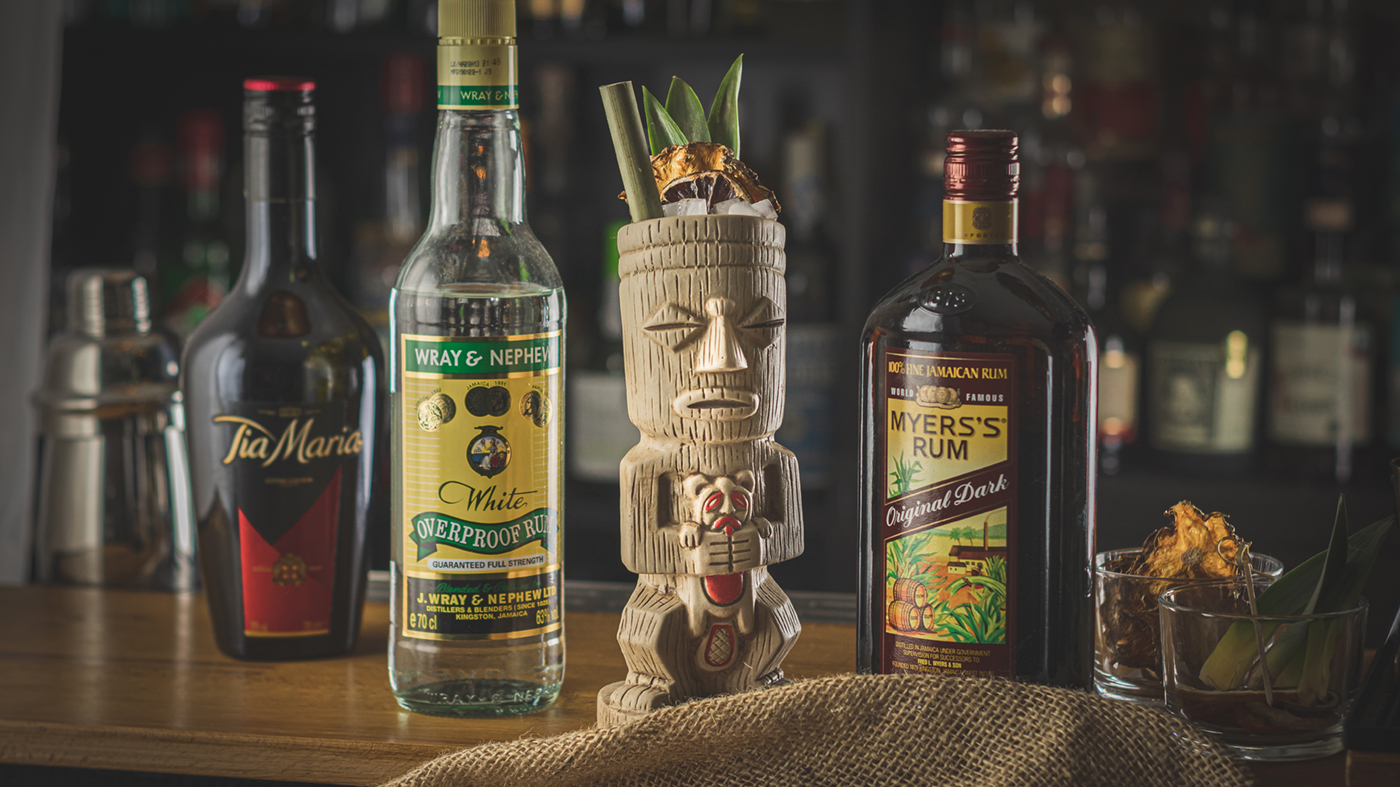 Mr. Bali Hai: Tiki-Cocktail mit Rum, Ananas und Kaffeelikör