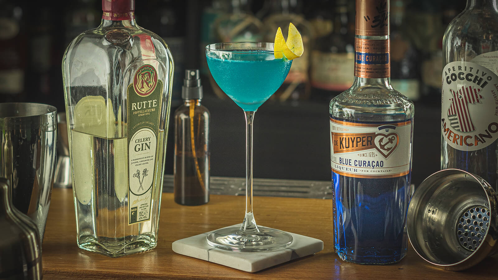 Corpse Reviver No. Blue: Lillet und Blue Curaçao im Gin Cocktail