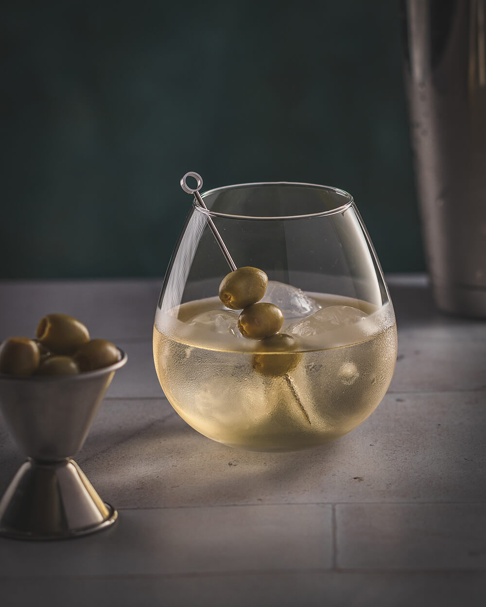 Negroni Bianco Bergamotto: Gin, Quinquina, Bergamotte und Olive