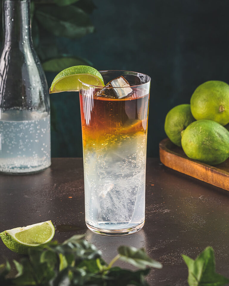 Dark & Stormy Das Rezept mit dunklem Rum und Ginger Beer It's a Drink