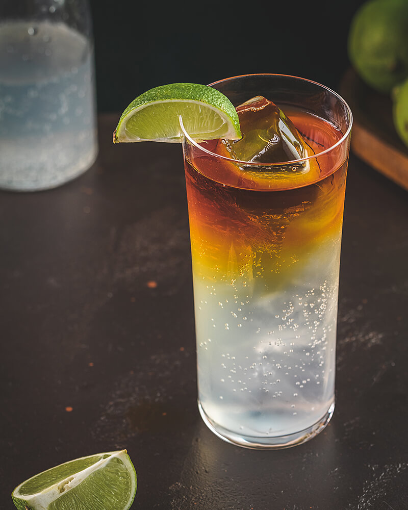 Dark and Stormy Rum Cocktail mit Limette und Ginger Beer