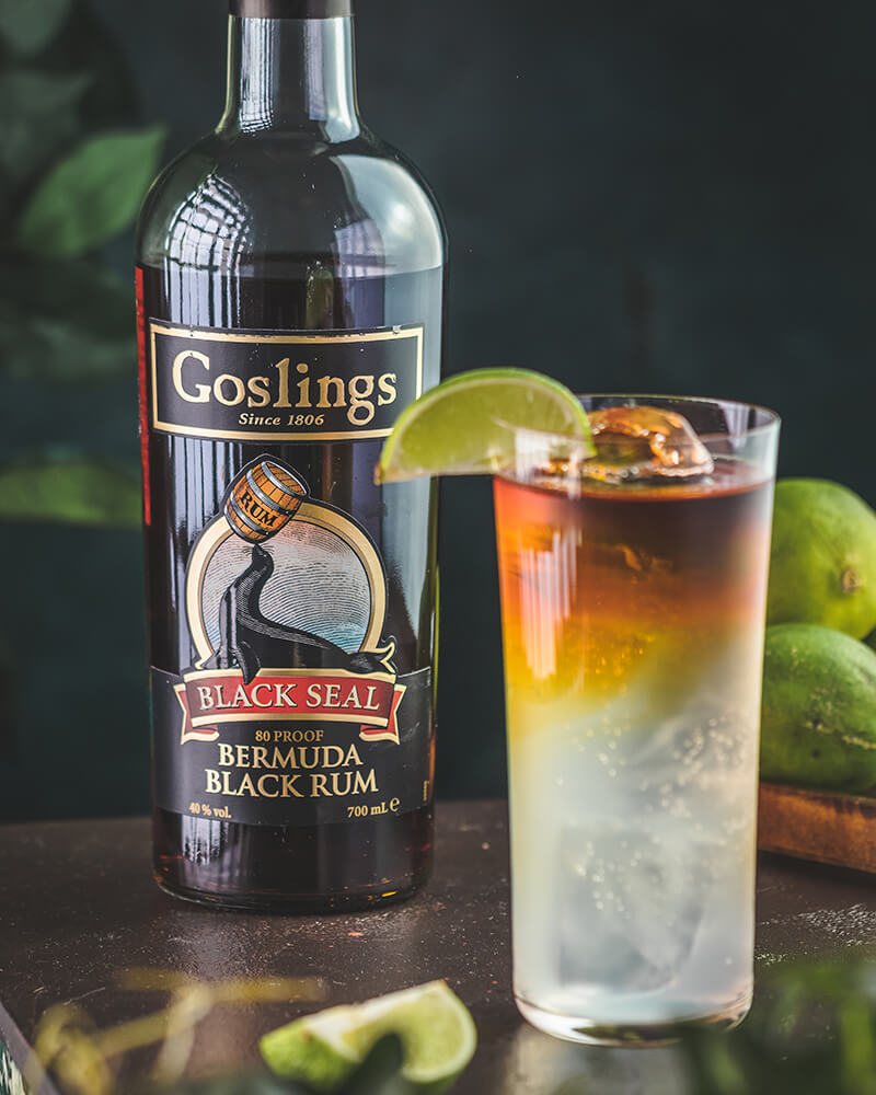 Dark and Stormy Rum Cocktail mit Limette und Ginger Beer