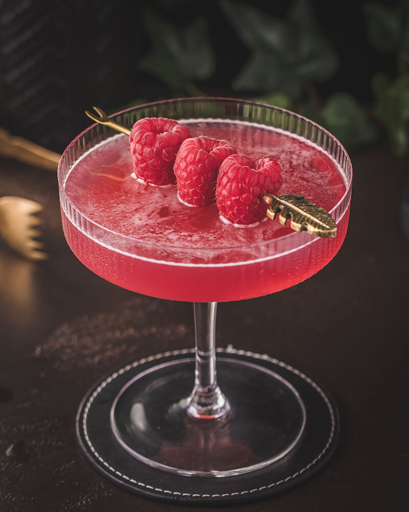 Roter Cocktail mit Gin und Himbeeren