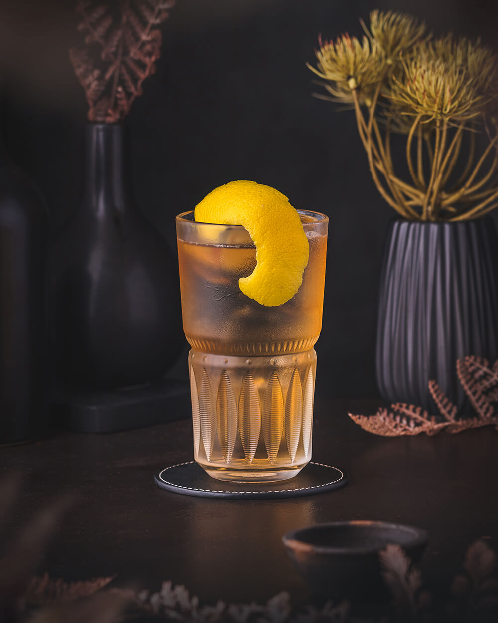 Horses Neck - Light brown highball drink made with bourbon, ginger ale and cocktail bitters. Garnished with a long lemon zest