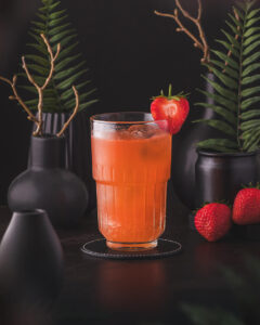 Kentucky Buck - Longdrink ,ade with Bourbon Whiskey, Strawberries, Ginger and Cocktail Bitters. Garnished with a strawberry.